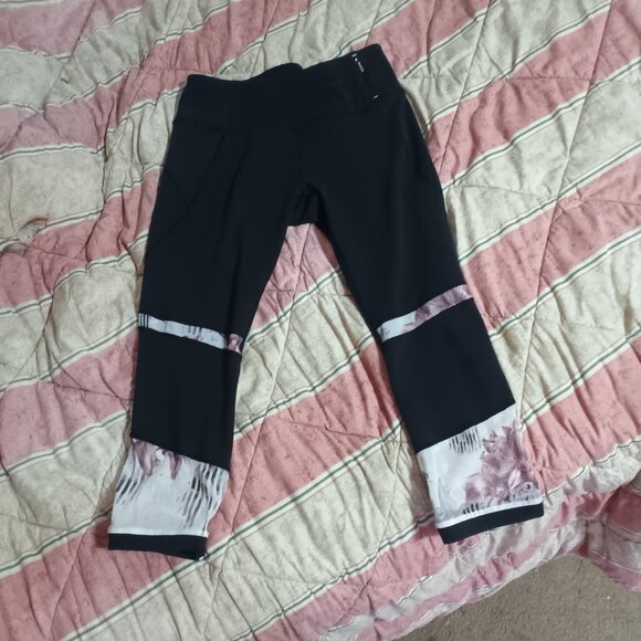 CALIA by Carrie Underwood Pants - Calia Carrie Underwood medium Capri floral leggings black with pockets